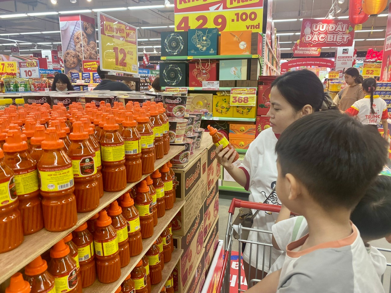 Người tiêu dùng ưa chuộng, tin tưởng sử dụng các sản phẩm của địa phương. z7024849351133-d47a1f37049ab59ceae4b2cf12ede844.jpg