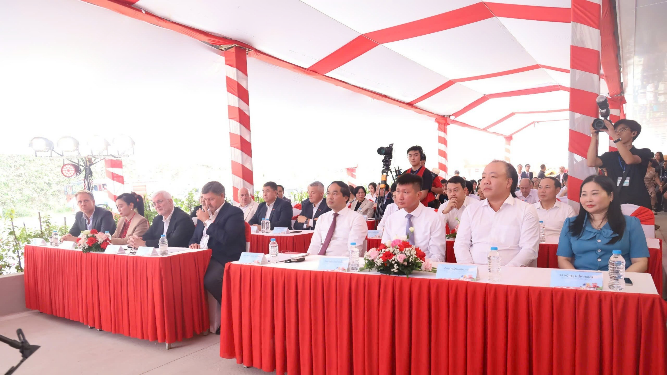 Các đại biểu dự lễ khai trương. z6995873905991-e1c13e620014608b3f6f77c96bc08182-748.jpg
