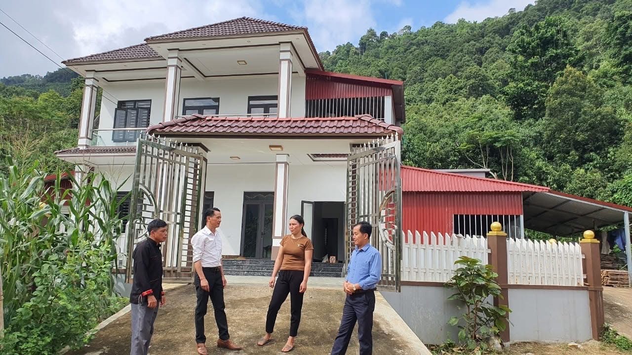 Không ít những ngôi nhà cao tầng khang trang, trị giá vài tỷ đồng được dựng lên ở Ngàn Vắng. z7040512995936-0cfb6c7ad8754a85cd21ac26eeda6094.jpg
