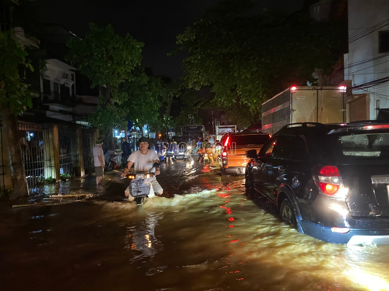 Nhiều tuyến đường trên địa bàn tỉnh bị ngập úng. baolaocai-c_z7065553143409-f7f92e2e739dbd922411190c1a23a270.jpg