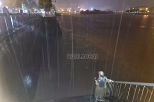 Mực nước sông Hồng lên nhanh trong đêm về sáng ngày 9/9/2024
