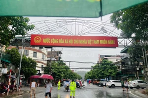 Lập nhiều chốt đảm bảo an toàn giao thông khu vực đường bờ kè sông Hồng bị ngập