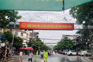 Lập nhiều chốt đảm bảo an toàn giao thông khu vực đường bờ kè sông Hồng bị ngập