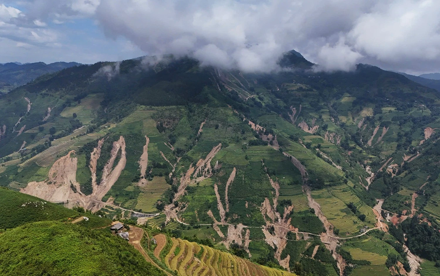 Những ngọn núi tại xã Bản Liền "nham nhở" dấu vết sạt lở.