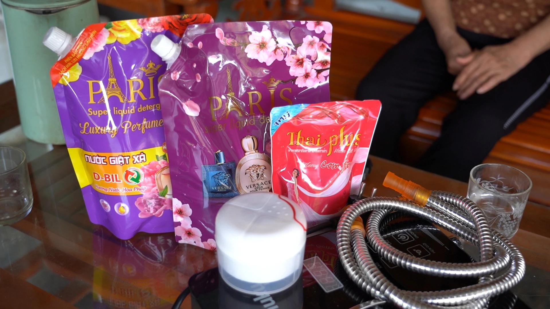 Các sản phẩm được nhóm đối tượng sử dụng làm "mồi nhử", từ những món quà tặng ban đầu như nước giặt, nước xả... đến các mặt hàng bị bán với giá cao.