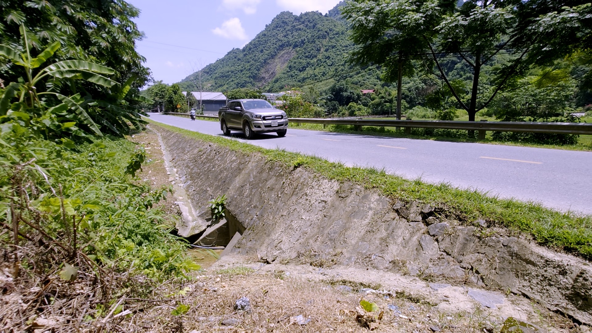 Rãnh thoát nước tại km21, thôn 2, xã Phong Hải không có rào chắn, biển cảnh báo. anh-6-tai-km21-thon-2-xa-phong-hai.png