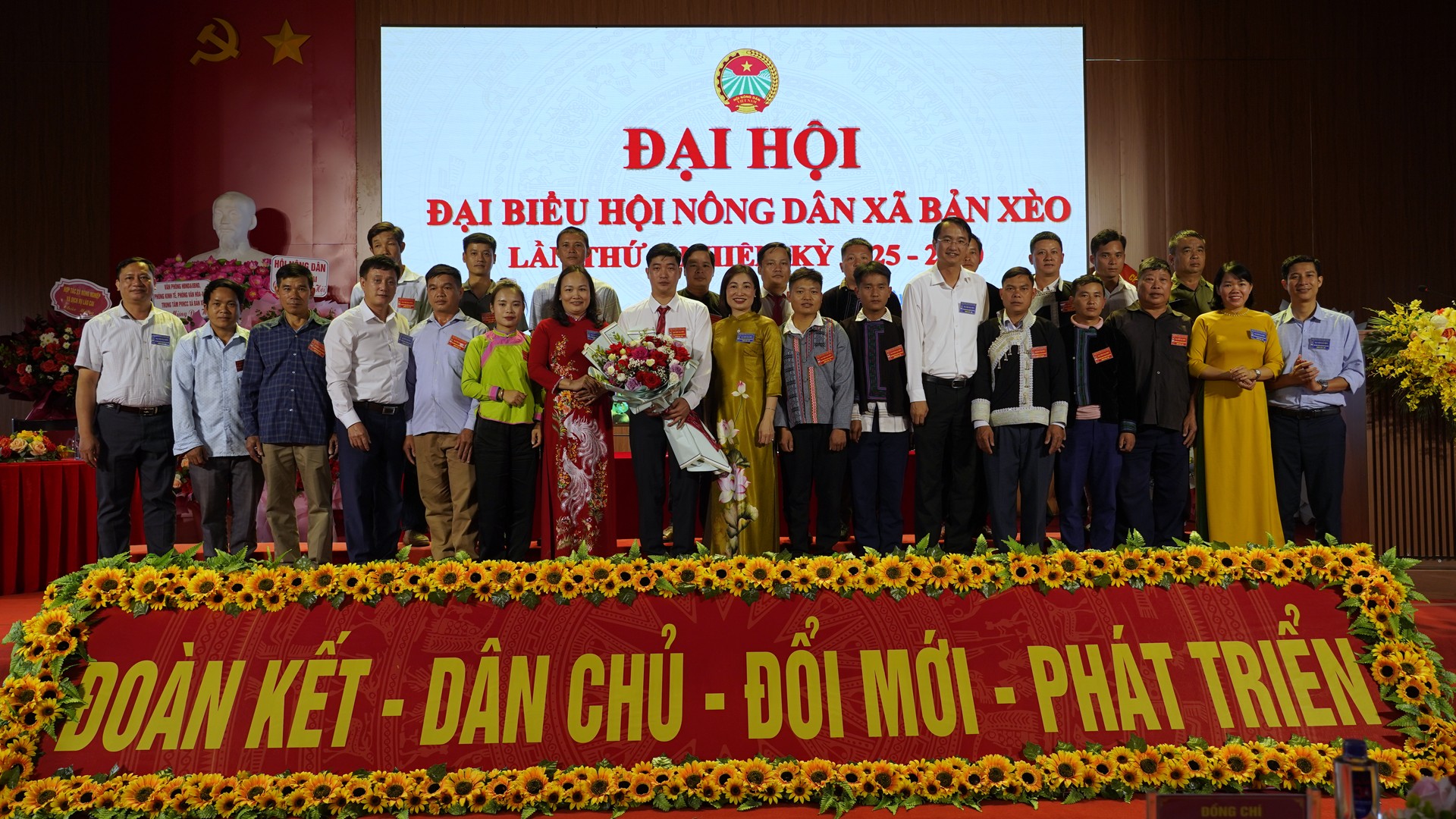 Ban Chấp hành Hội Nông dân xã Bản Xèo nhiệm kỳ 2025 - 2030 ra mắt Đại hội. anh-2-ra-mat-ban-chap-hanh.png