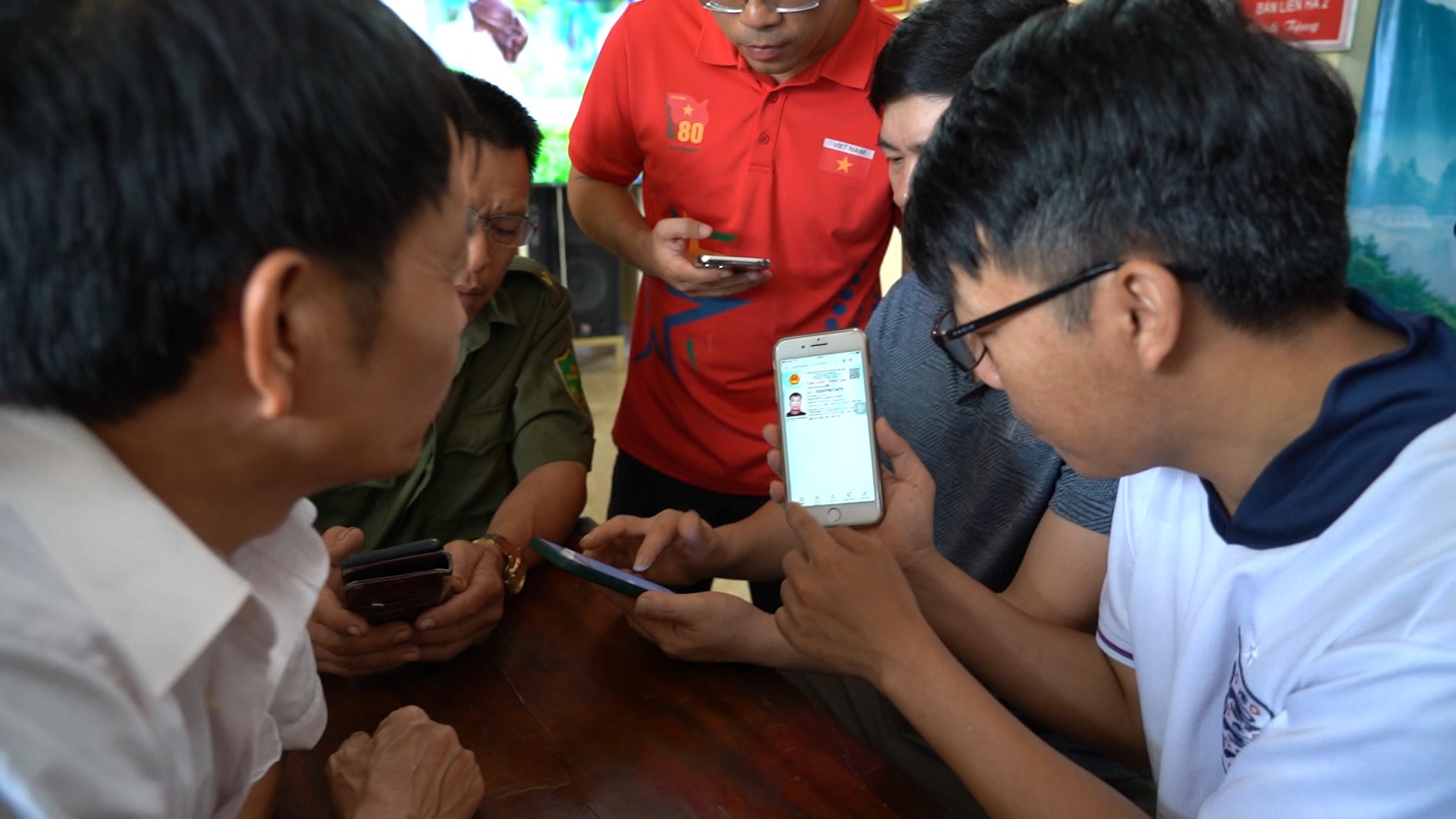 Đảng viên được hướng dẫn cụ thể cách sử dụng ứng dụng "Sổ tay đảng viên điện tử". anh-8-huong-dan-tiep-cap-dich-vu-cong-tren-ap-dien-thoai.png