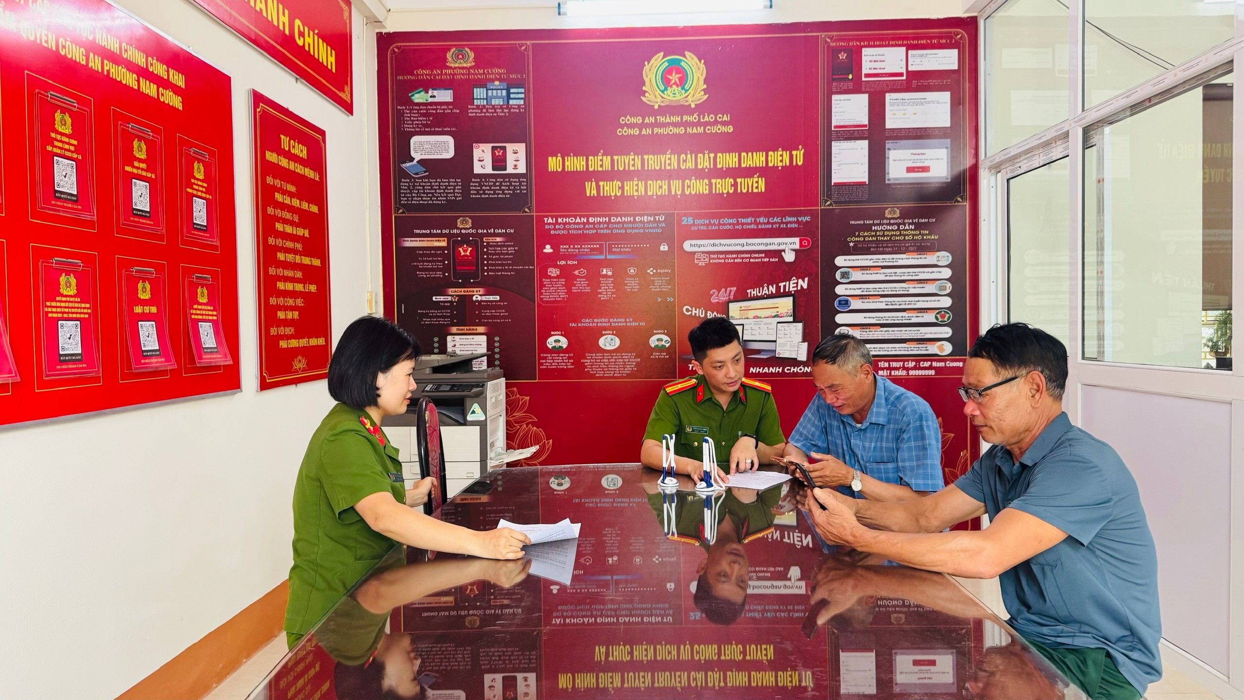 anh-3-can-bo-cong-an-phuong-nam-cuong-huong-dan-nguoi-dan-khai-bao-tren-phan-mem-vnid-3.jpg