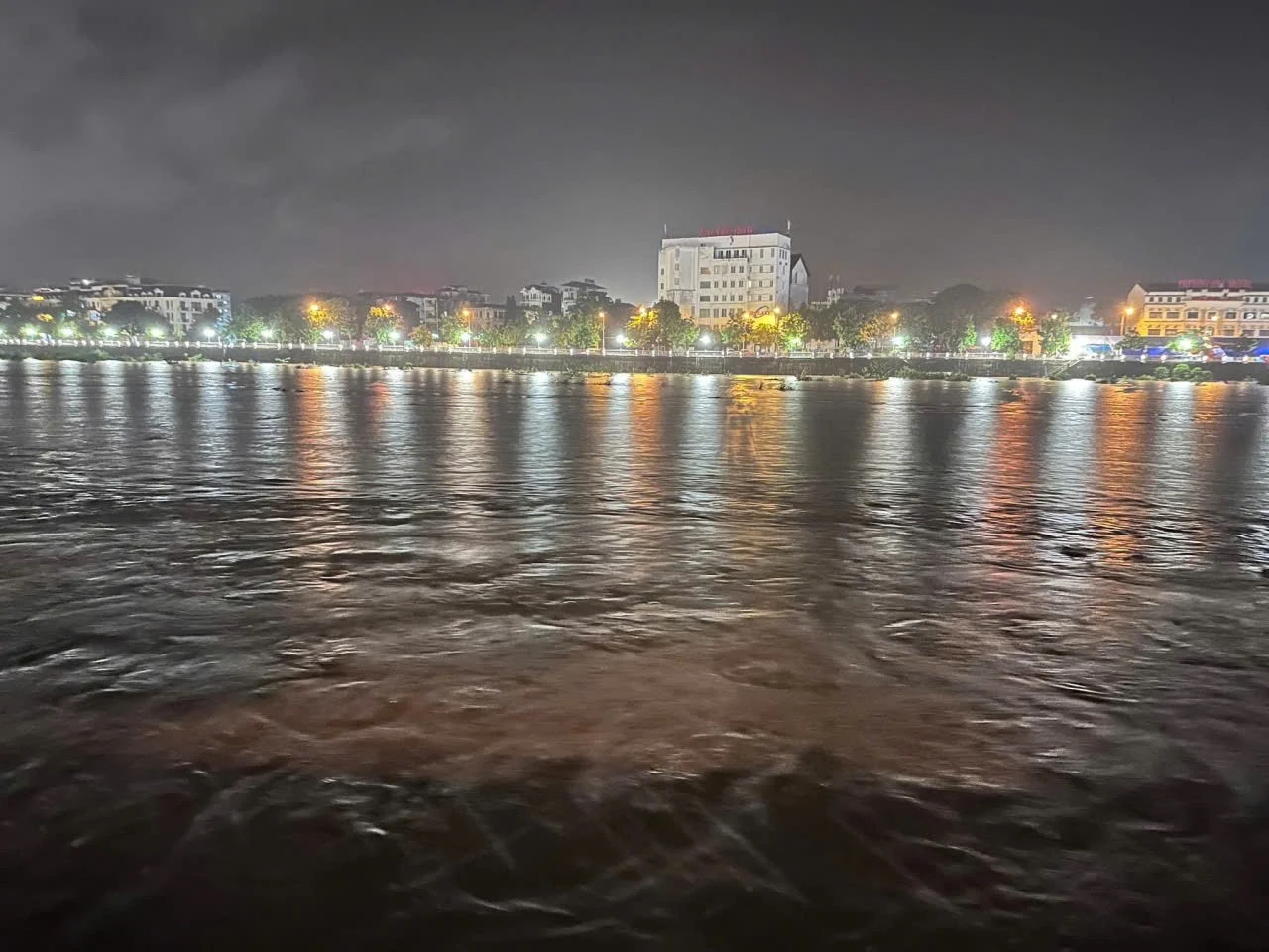 Sông Hồng đoạn chảy qua phường Lào Cai (ảnh chụp lúc 22h 30'đêm 29/9).