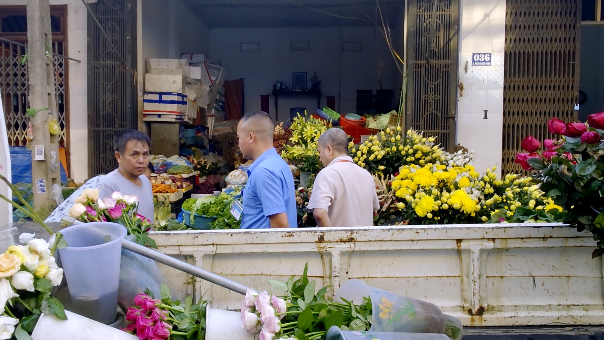 Lực lượng trật tự đô thị phối hợp các ngành chức năng ra quân xử lý tại chợ Pom Hán. cho-pom-han-7.png