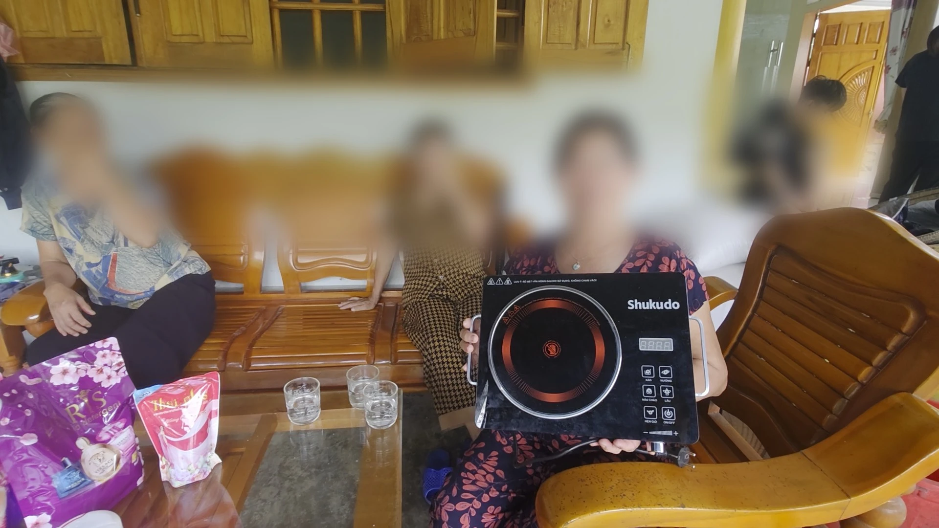 Chiếc bếp hồng ngoại nhãn hiệu Shukudo, sản phẩm chủ lực trong kịch bản lừa đảo, được bán với giá 2 triệu đồng trong khi giá trị thực trên thị trường chỉ khoảng vài trăm nghìn đồng.