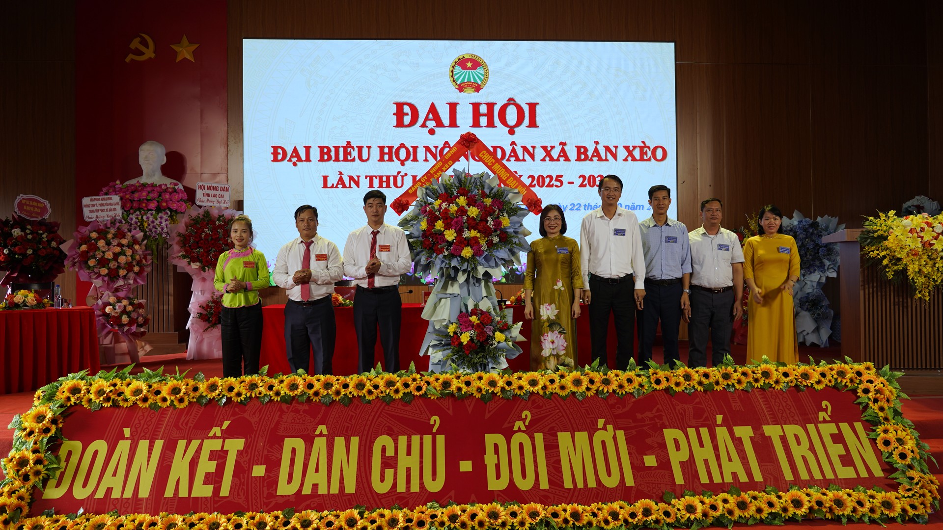 Lãnh đạo Đảng ủy, HĐND, UBND xã Bản Xèo tặng hoa chúc mừng Đại hội. anh-dang-uy-xa-tang-hoa.png