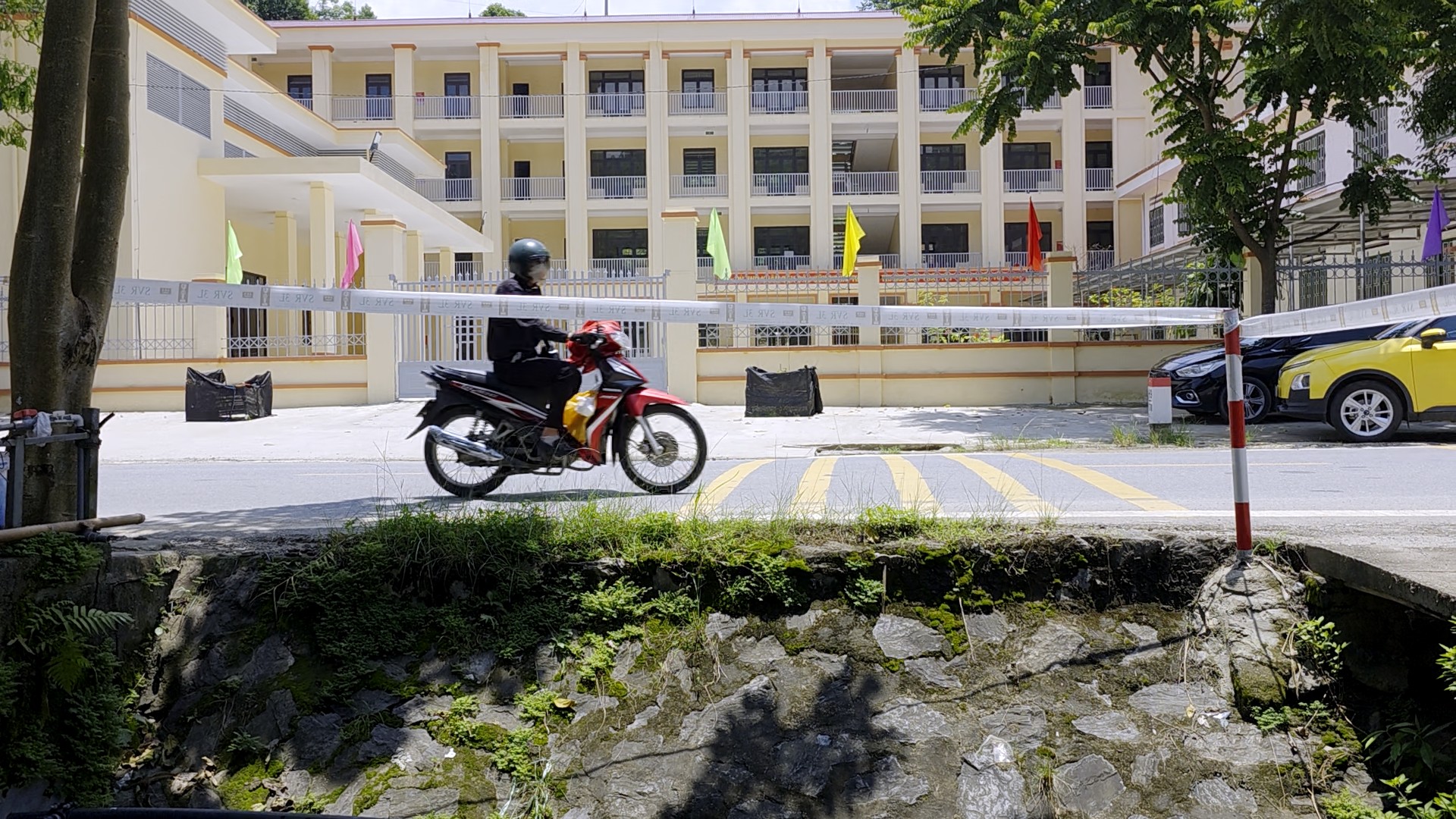 Hố thoát nước không nắp đậy nằm sát mép đường tại km27, thôn 4, xã Phong Hải. anh-9-tai-km-27-thon-4-xa-phong-hai.png