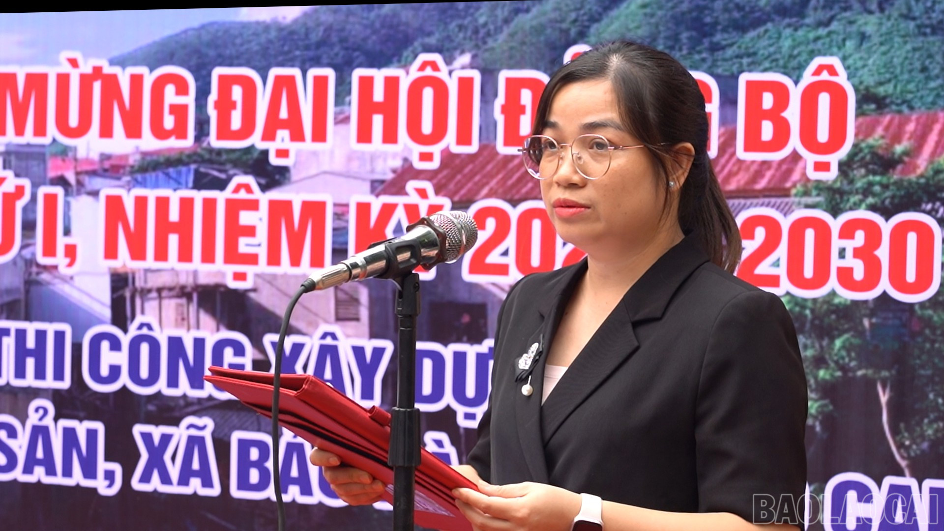 Đại diện chính quyền địa phương phát biểu tại lễ khởi công. baolaocai-br_anh-2.png