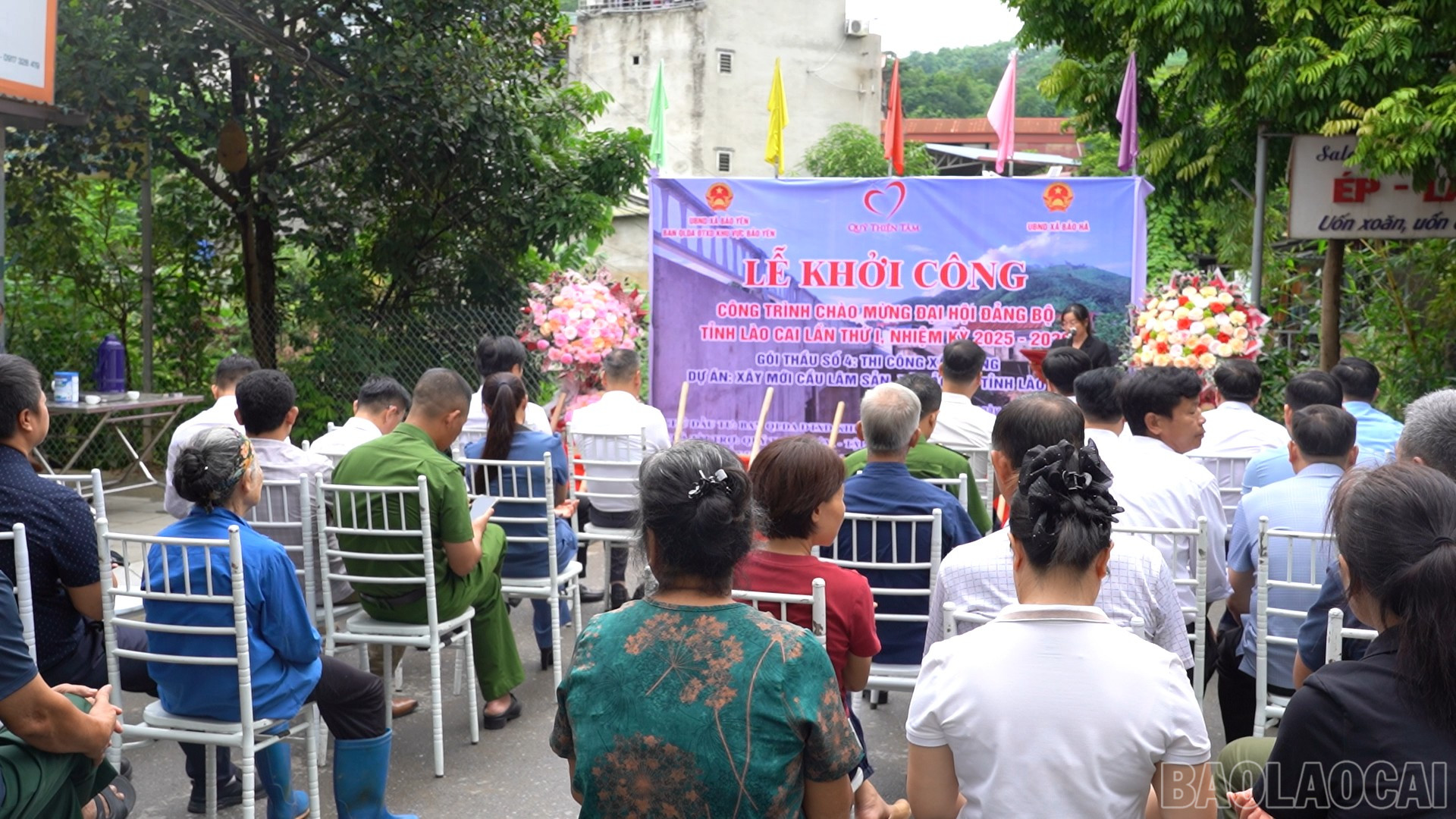 Đông đảo người dân xã Bảo Hà vui mừng, phấn khởi tham dự sự kiện. baolaocai-br_anh-1.png