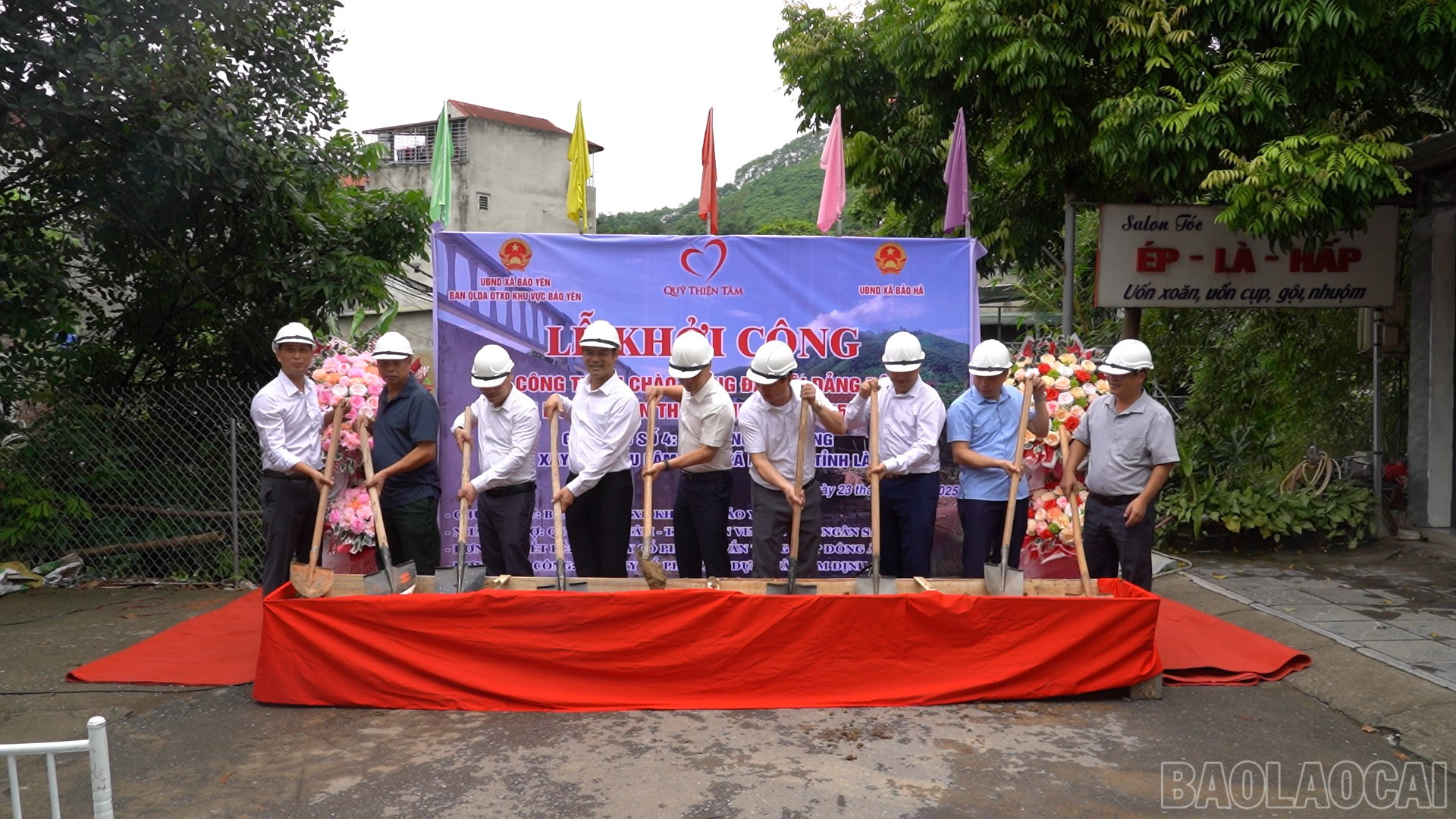 Các đại biểu thực hiện nghi thức khởi công xây dựng cầu Lâm Sản mới. baolaocai-br_anh-3.png