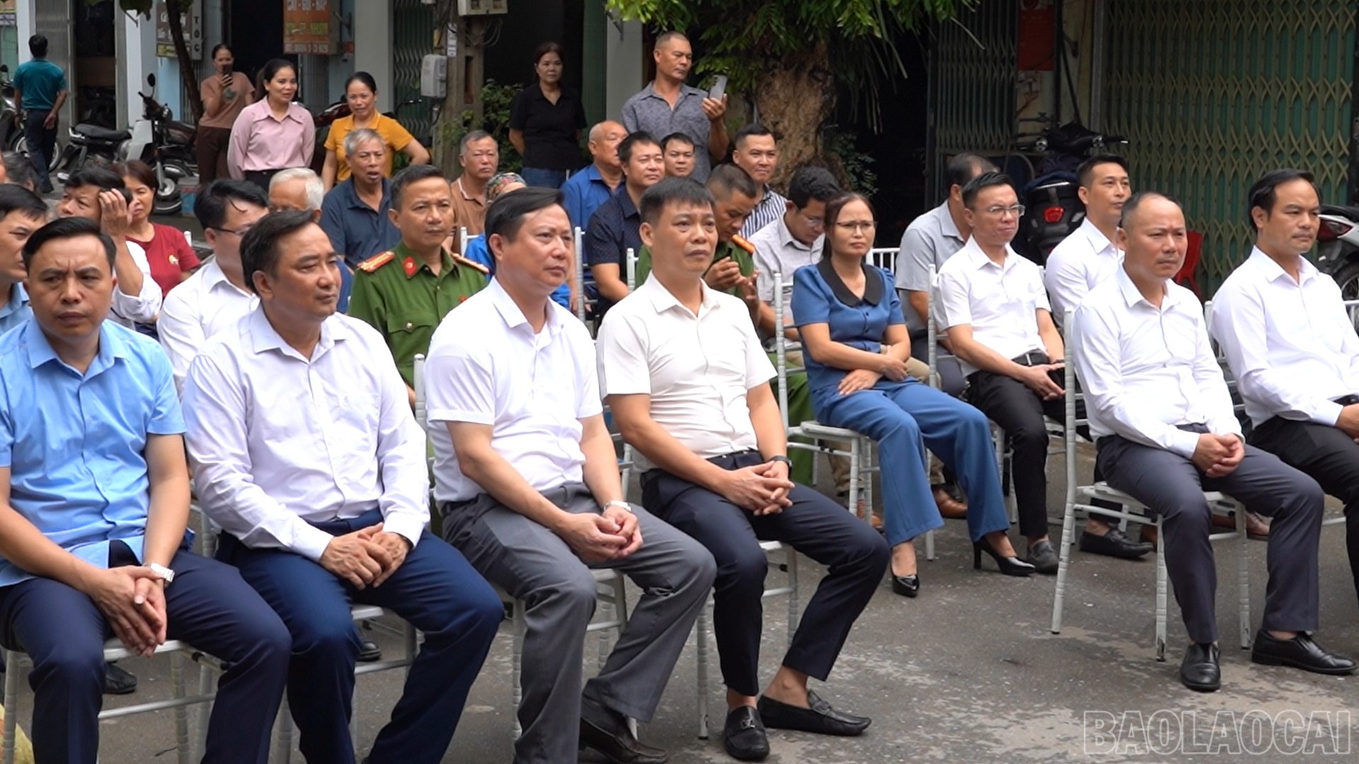 Đại diện chính quyền, các ban ngành và nhà tài trợ tham dự buổi lễ. baolaocai-br_anh-2-a.png