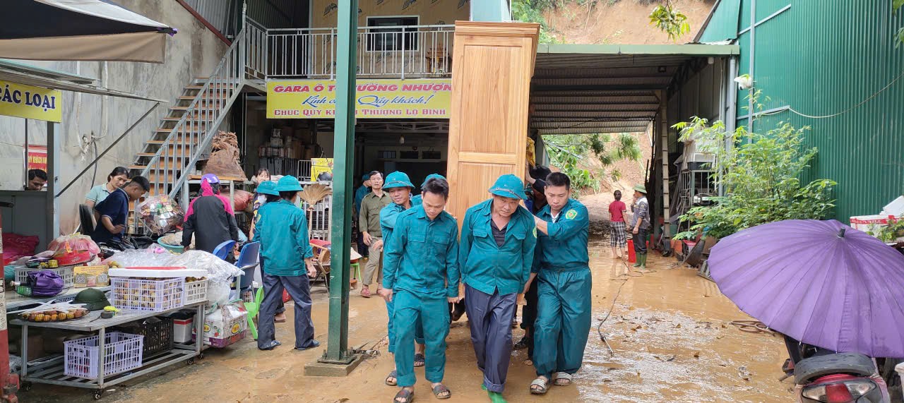 Các lực lượng chức năng và người dân khẩn trương di dời tài sản ra khỏi khu vực nguy hiểm để đảm bảo an toàn. c264ce3f56c0dc9e85d1.jpg