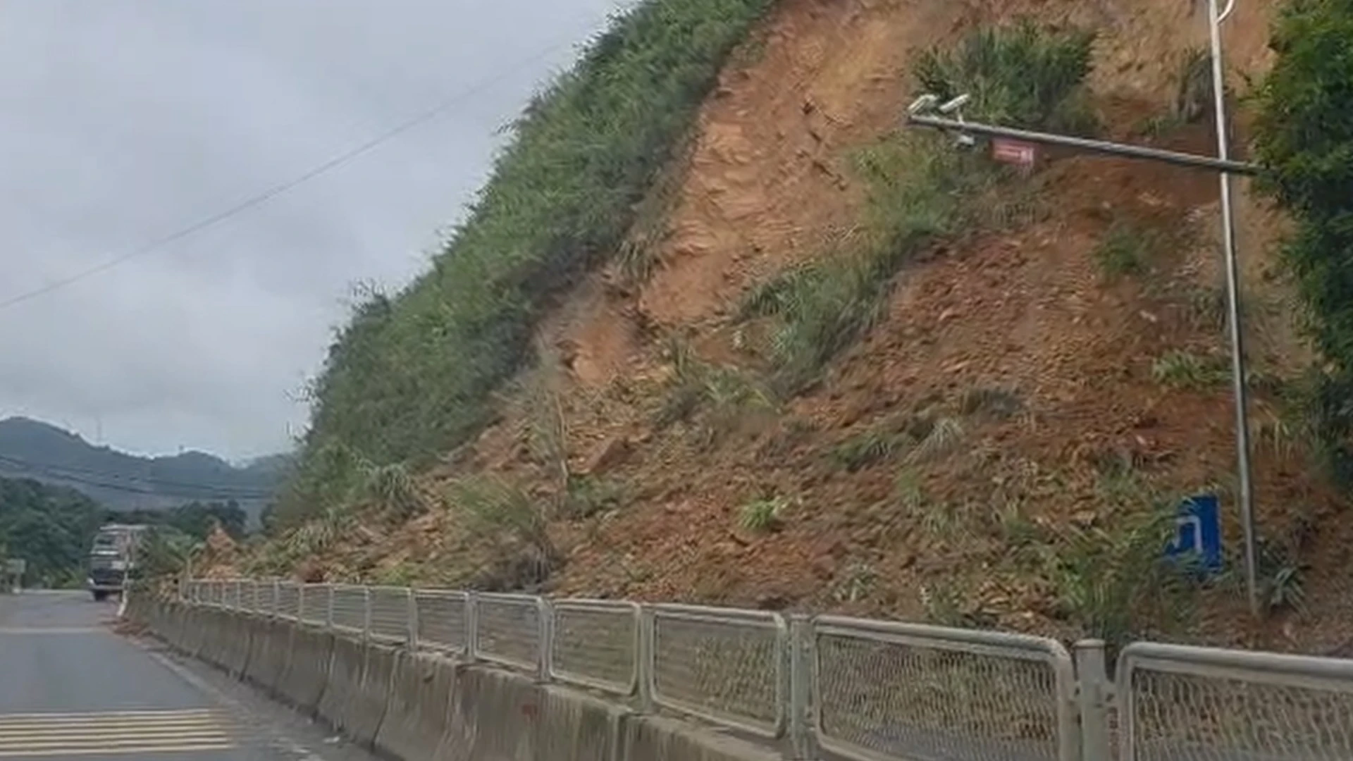 Hiện trường vụ sạt lở đất đá vùi lấp một phần Quốc lộ 4D.