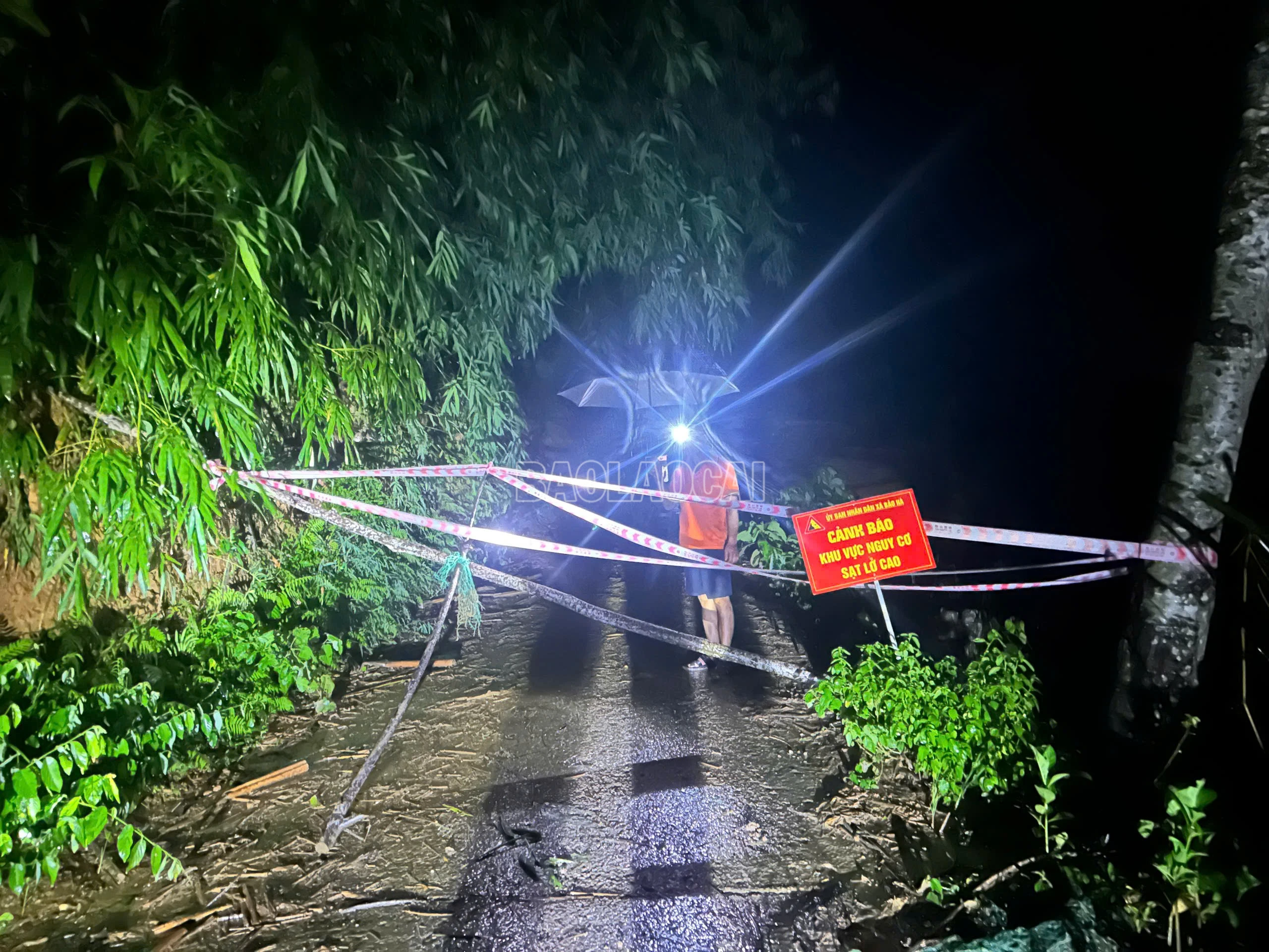 Lực lượng chức năng căng dây, chặn đường tại khu vực có nguy cơ sạt lở cao ở xã Bảo Hà.