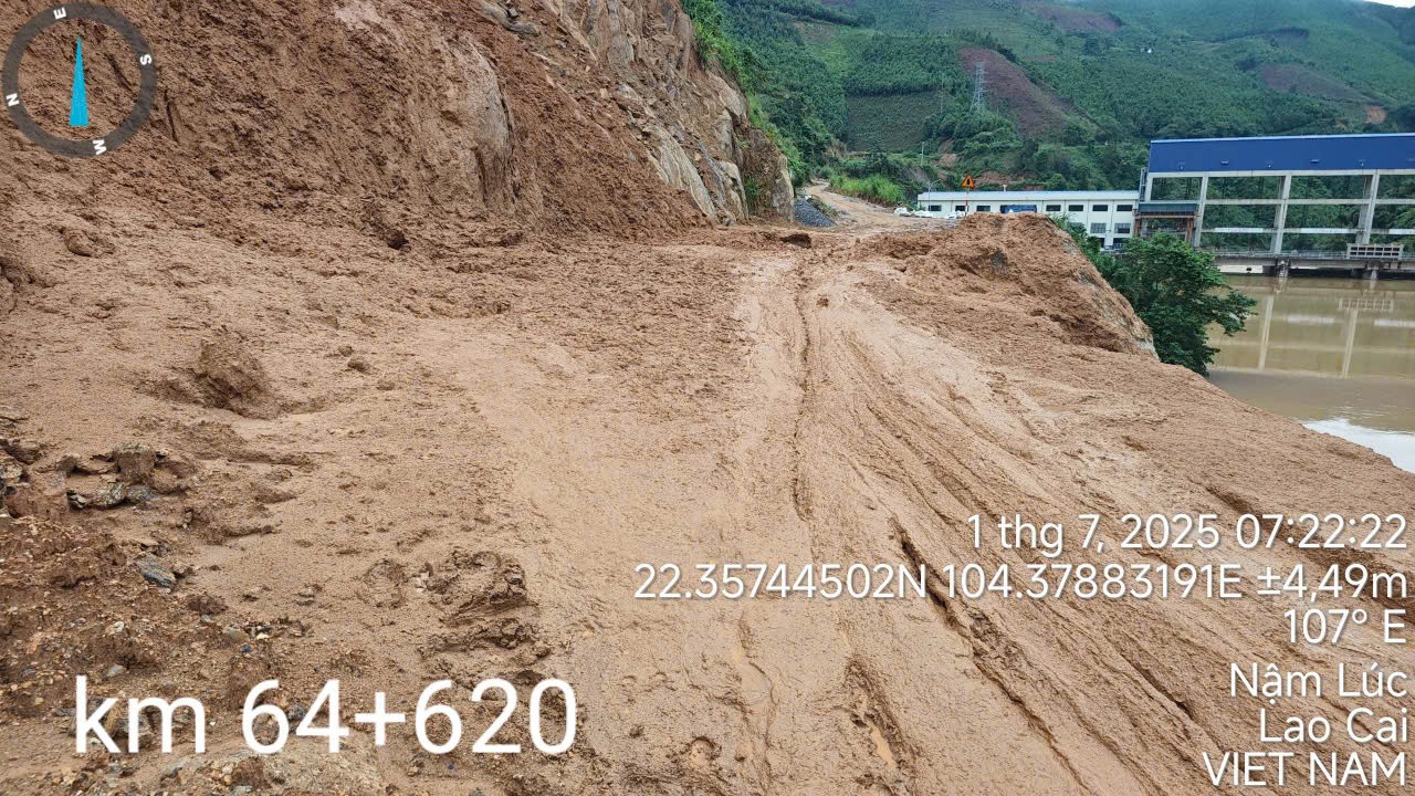 Sạt lở đất gây ách tắc giao thông trên tuyến ĐT.160, đoạn qua xã Cốc Lầu z6759154106078-8c0f86439f1439577711eaace9eb1a49.jpg