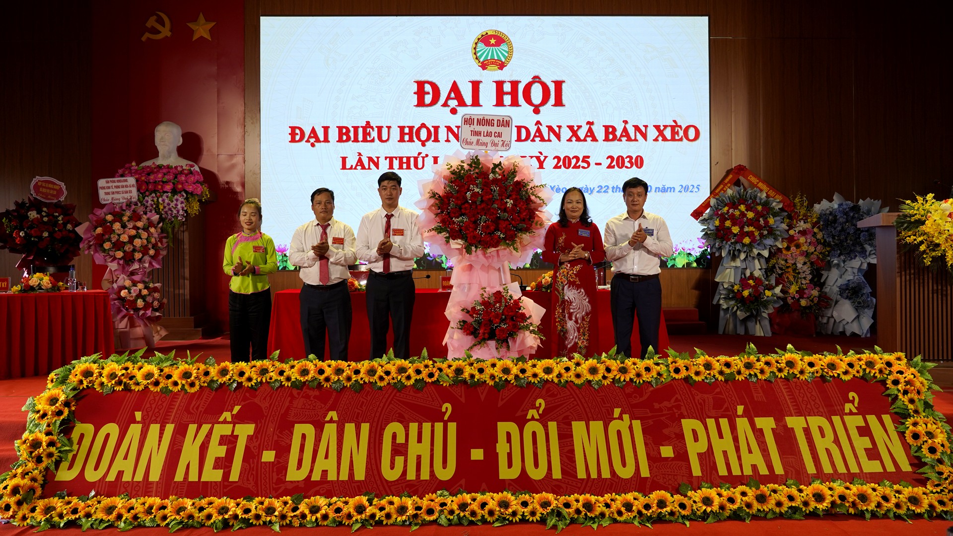 Đồng chí Nguyễn Thị Phương Đông - Phó Chủ tịch Hội Nông dân tỉnh tặng hoa chúc mừng Đại hội. anh-hoi-nong-dan-tinh-tung-hoa-chuc-mung-dai-hoi.png