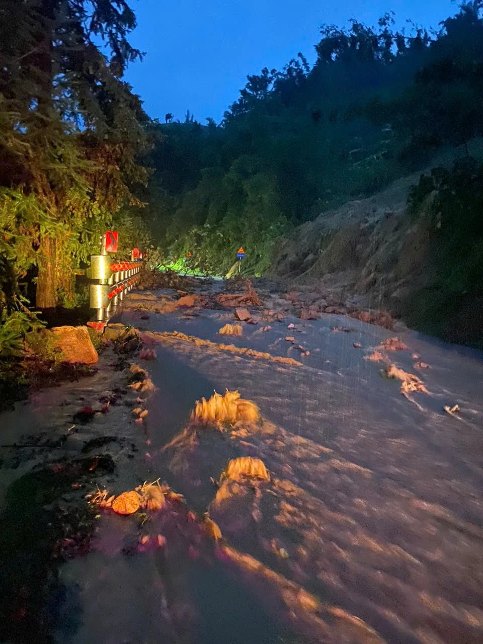 Đất đá sạt lở vùi lấp mặt đường tại km km114+100 trên Quốc lộ 4D, đoạn qua địa phận xã Tả Phìn, gây chia cắt hoàn toàn giao thông.