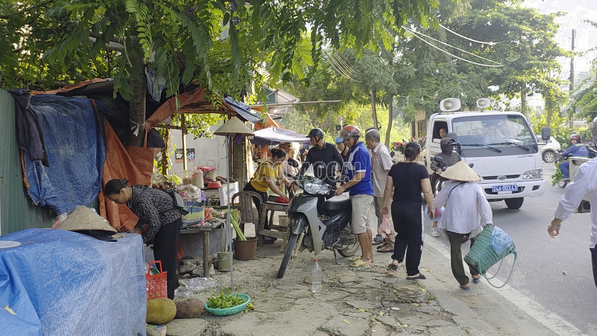 Xử lý điểm nóng bán hàng tự phát tại đường Hoàng Sào, giải tỏa lấn chiếm, tạo thông thoáng giao thông baolaocai-c_cho-hoang-sao-1.png