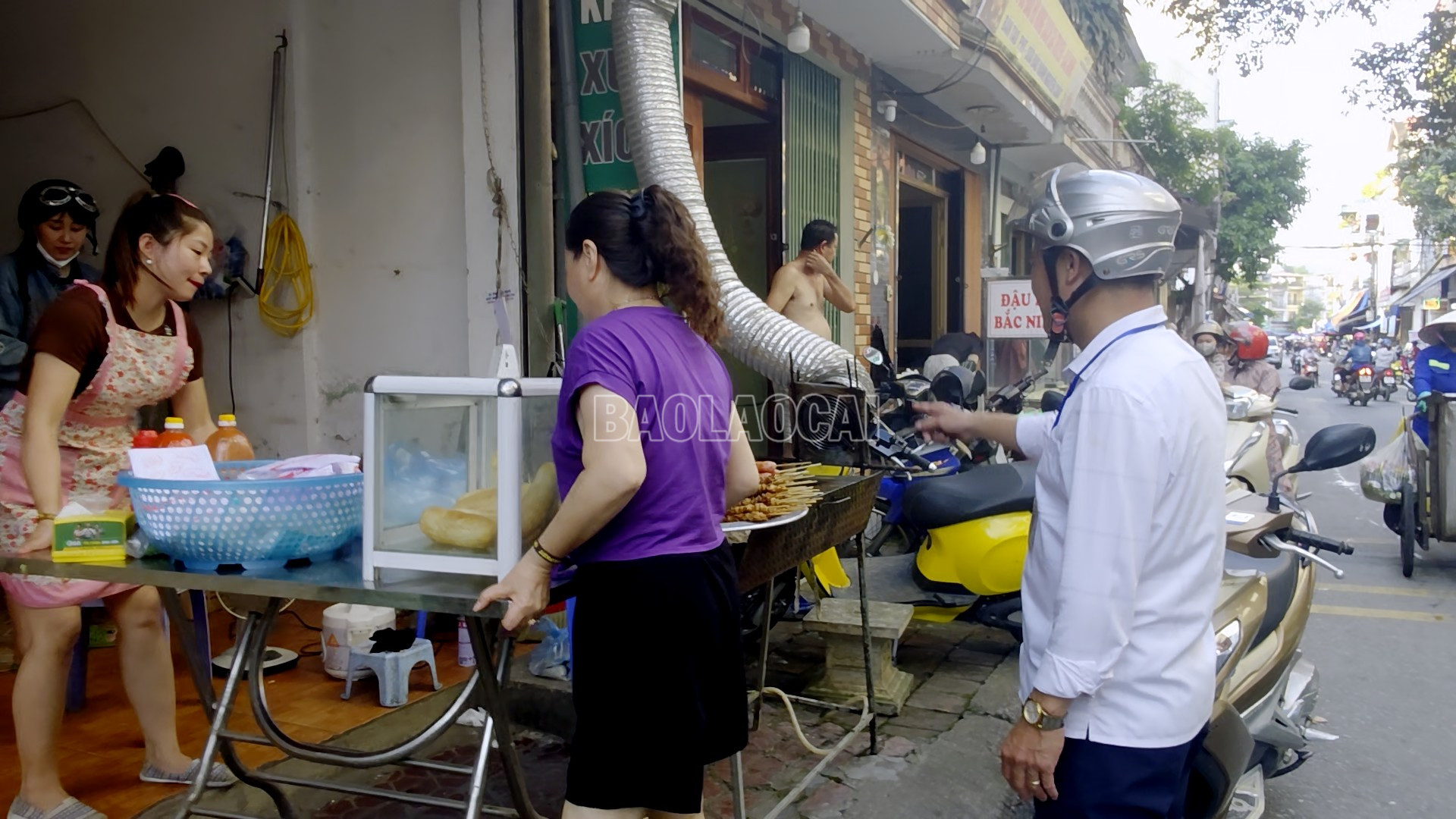 Lực lượng chức năng trực tiếp nhắc nhở, vận động các hộ kinh doanh cam kết không tái vi phạm. baolaocai-c_cho-pom-han-11.png