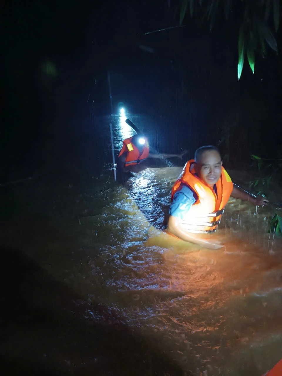 Lực lượng cứu hộ đưa bà con đến nơi an toàn.