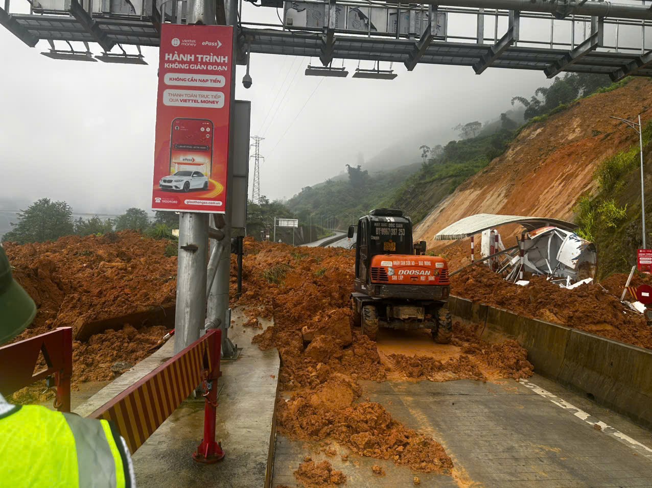Điểm sạt lở đất tại Km12+600, quốc lộ 4D, khu vực Trạm thu phí BOT Lào Cai - Sa Pa z6759094447489-820255a1a3b4b2827483008def92660c.jpg