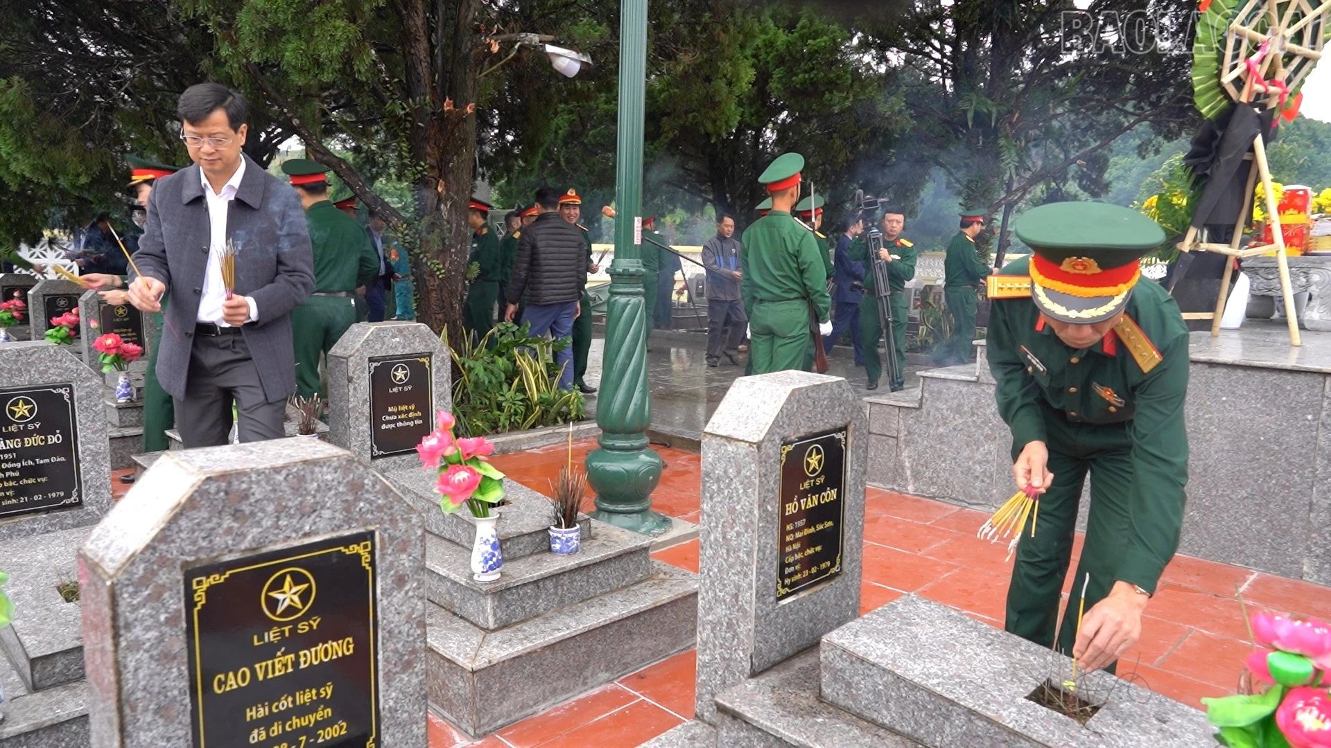 Các đại biểu tham gia nghi lễ dâng hương.