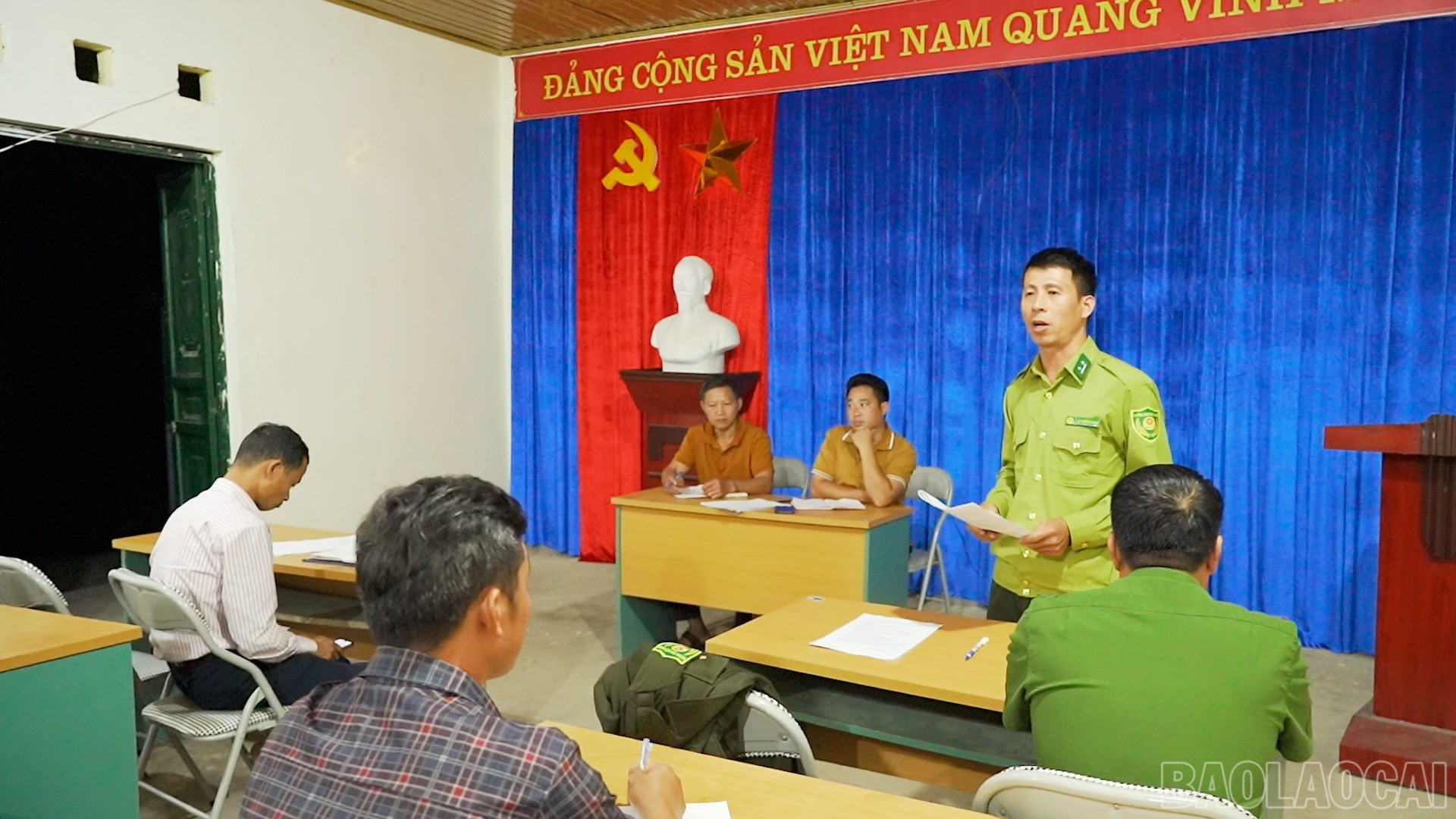 Cán bộ kiểm lâm địa bàn tuyên truyền về các quy định phòng, chống cháy rừng. baolaocai-br_24.jpg