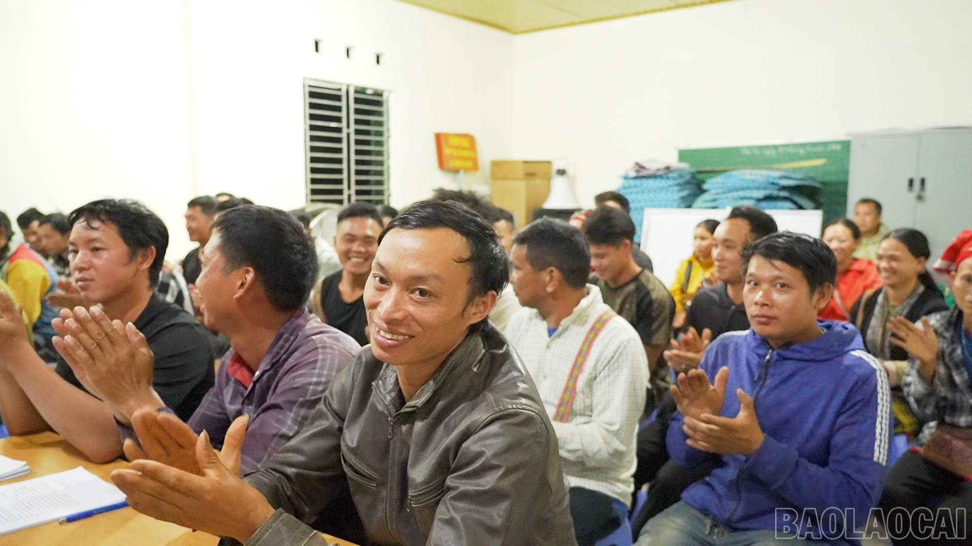 Người dân chăm chú lắng nghe các nội dung được phổ biến. baolaocai-br_3.jpg