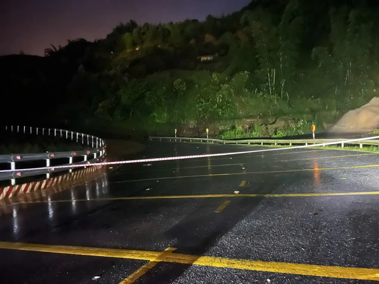 Lực lượng chức năng căng dây, đặt biển cảnh báo và tạm thời cấm đường trên Quốc lộ 4D để đảm bảo an toàn giao thông trong đêm 29/9.