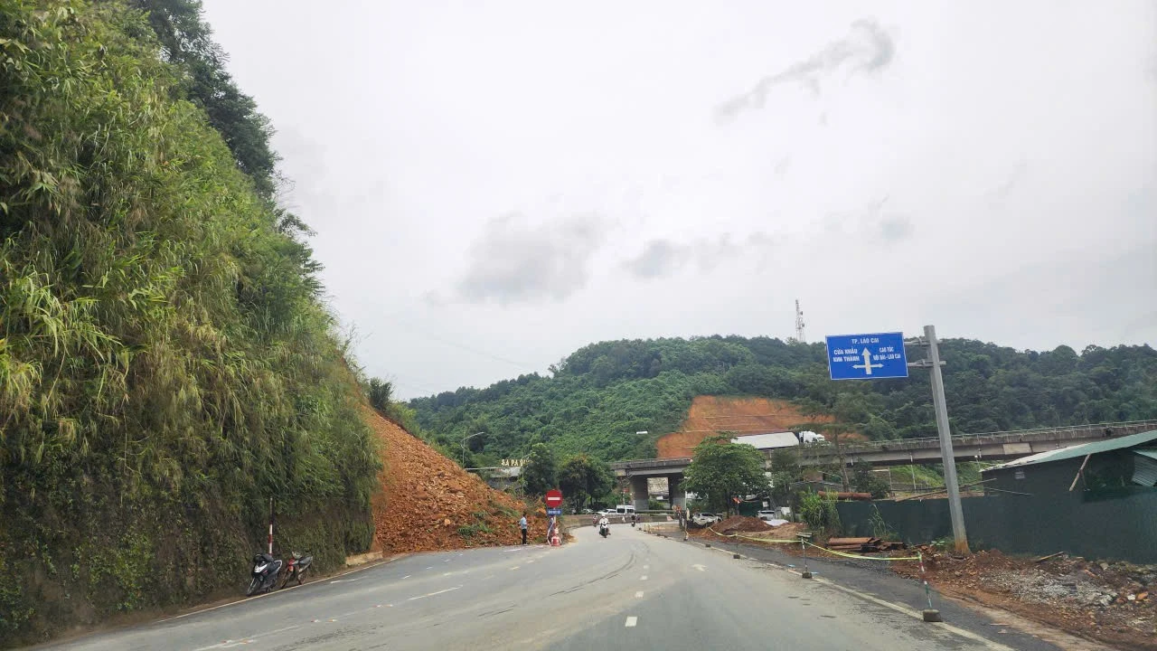 Giao thông bị ảnh hưởng do sạt lở taluy dương trên Quốc lộ 4D.