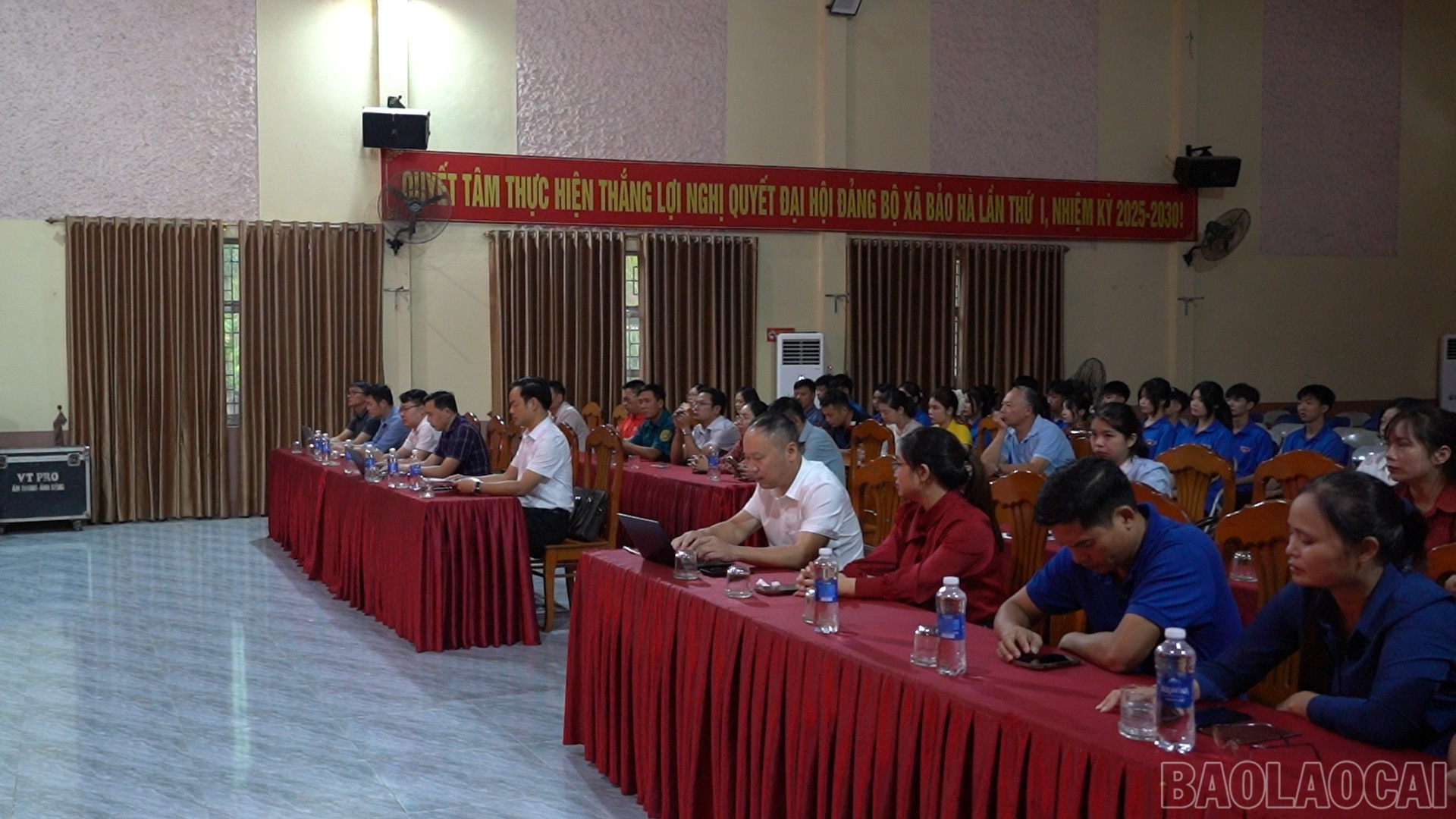 Lễ ra quân được tổ chức trang trọng tại Hội trường UBND xã Bảo Hà. baolaocai-br_anh-3-lanh-dao-xa-bao-ha.png