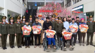 Công an Lào Cai tổ chức chương trình "Chuyến xe 0 đồng" đưa bệnh nhân về quê đón Tết