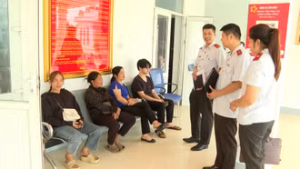 Cán bộ Thanh tra tỉnh xuống địa bàn các xã nắm bắt tình hình và hướng dẫn xử lý đơn thư khiếu nại tố cáo.