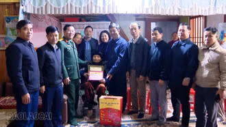 Đồng chí Chủ nhiệm Ủy ban Kiểm tra Tỉnh ủy Nguyễn Minh Toàn thăm, chúc Tết và tặng quà tại xã Thượng Bằng La