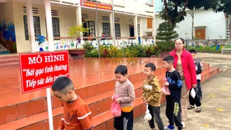 Học sinh Trường Tiểu học số 3 Thái Niên được tiếp sức qua mô hình "Bát gạo tình thương"