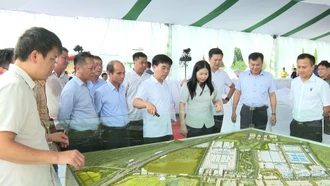 Phó Chủ tịch UBND tỉnh Vũ Thị Hiền Hạnh kiểm tra và tổng duyệt Chương trình khởi công Khu công nghiệp Trấn Yên