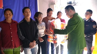 Tặng gần 200 áo phao cho chủ thuyền và ngư dân hồ Thác Bà