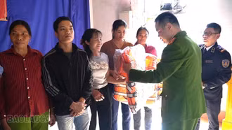 Tặng gần 200 áo phao cho chủ thuyền và ngư dân hồ Thác Bà