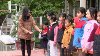 Quỹ tấm lòng Việt trao quà cho học sinh vượt khó tại xã Bảo Thắng