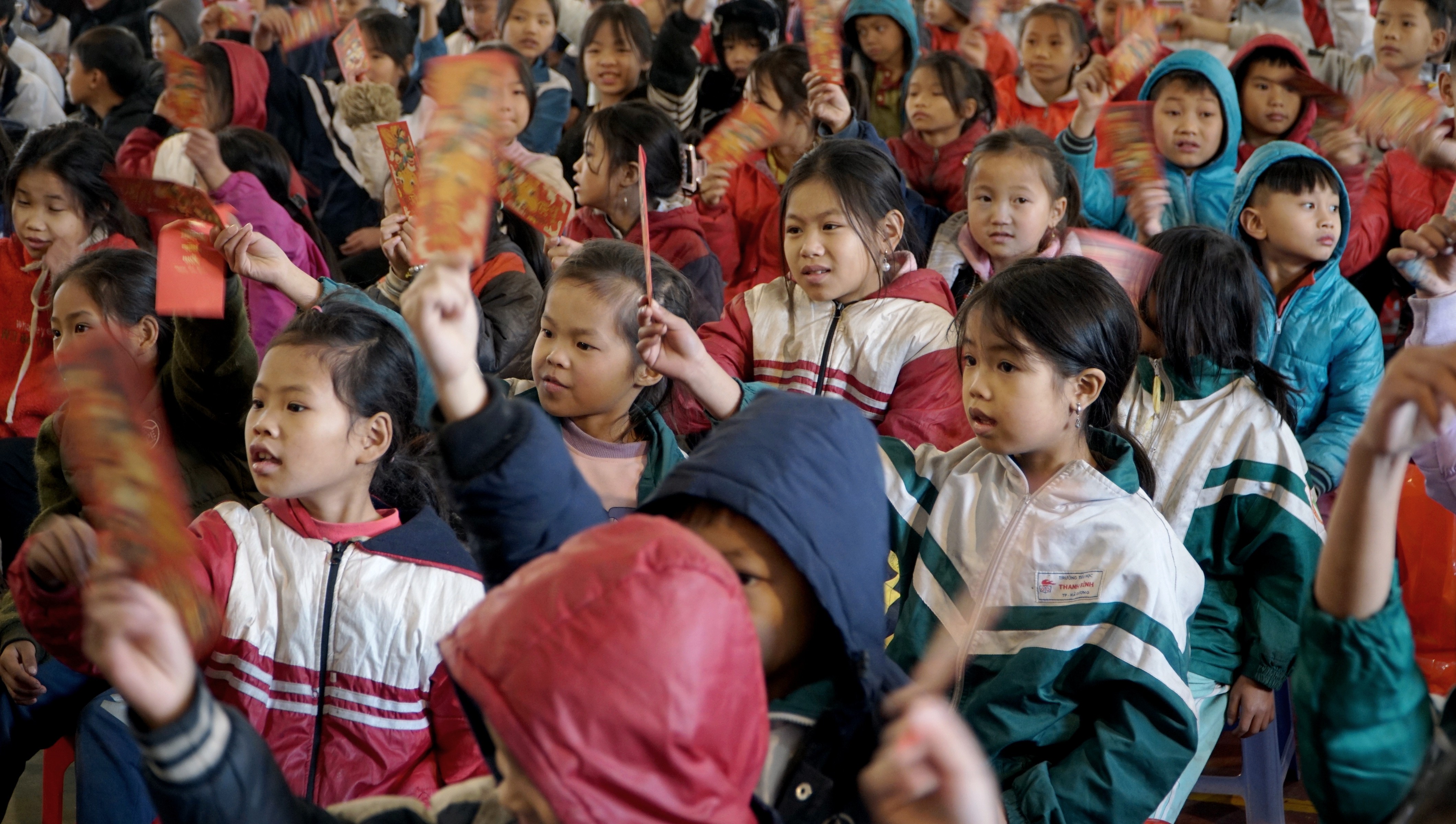 Trao lì xì cho học sinh. img-20250114-123128.jpg