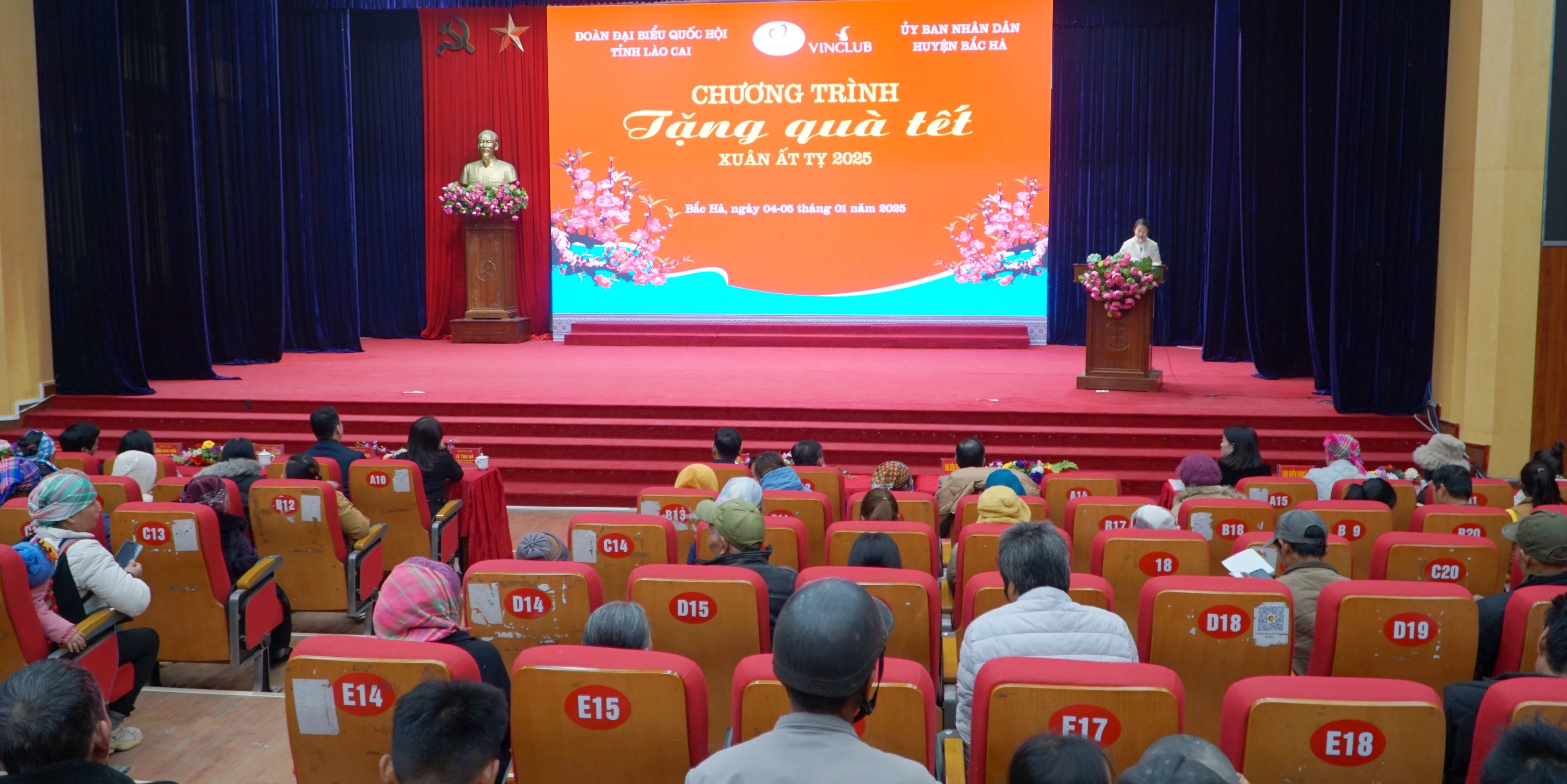 Quang cảnh chương trình tặng quà tết tại Bắc Hà.