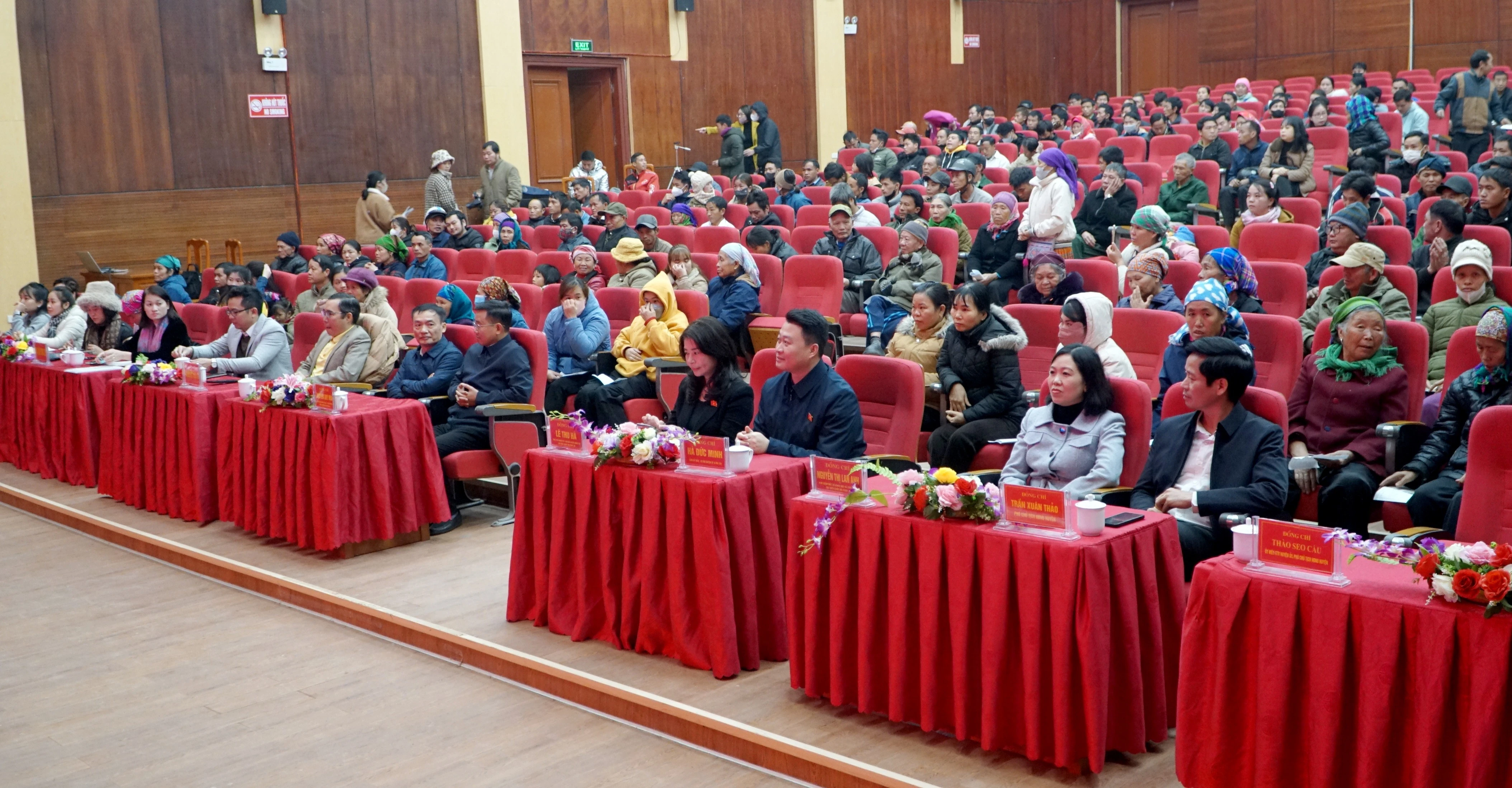 Các đại biểu và người dân tại chương trình trao quà tết.