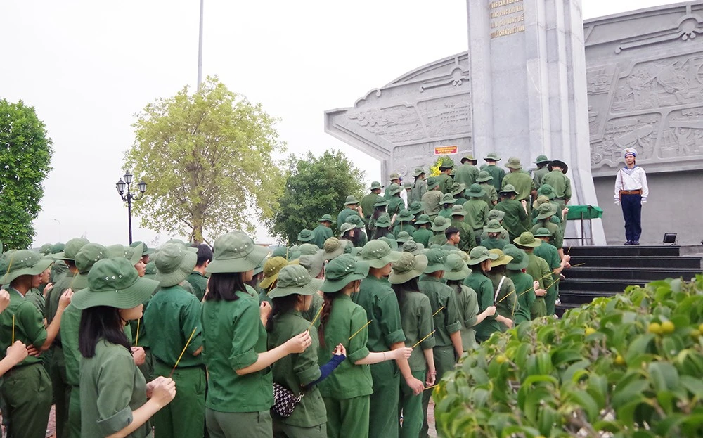 Lữ đoàn 167 Hải quân tuyên truyền biển, đảo cho 350 sinh viên ảnh 2